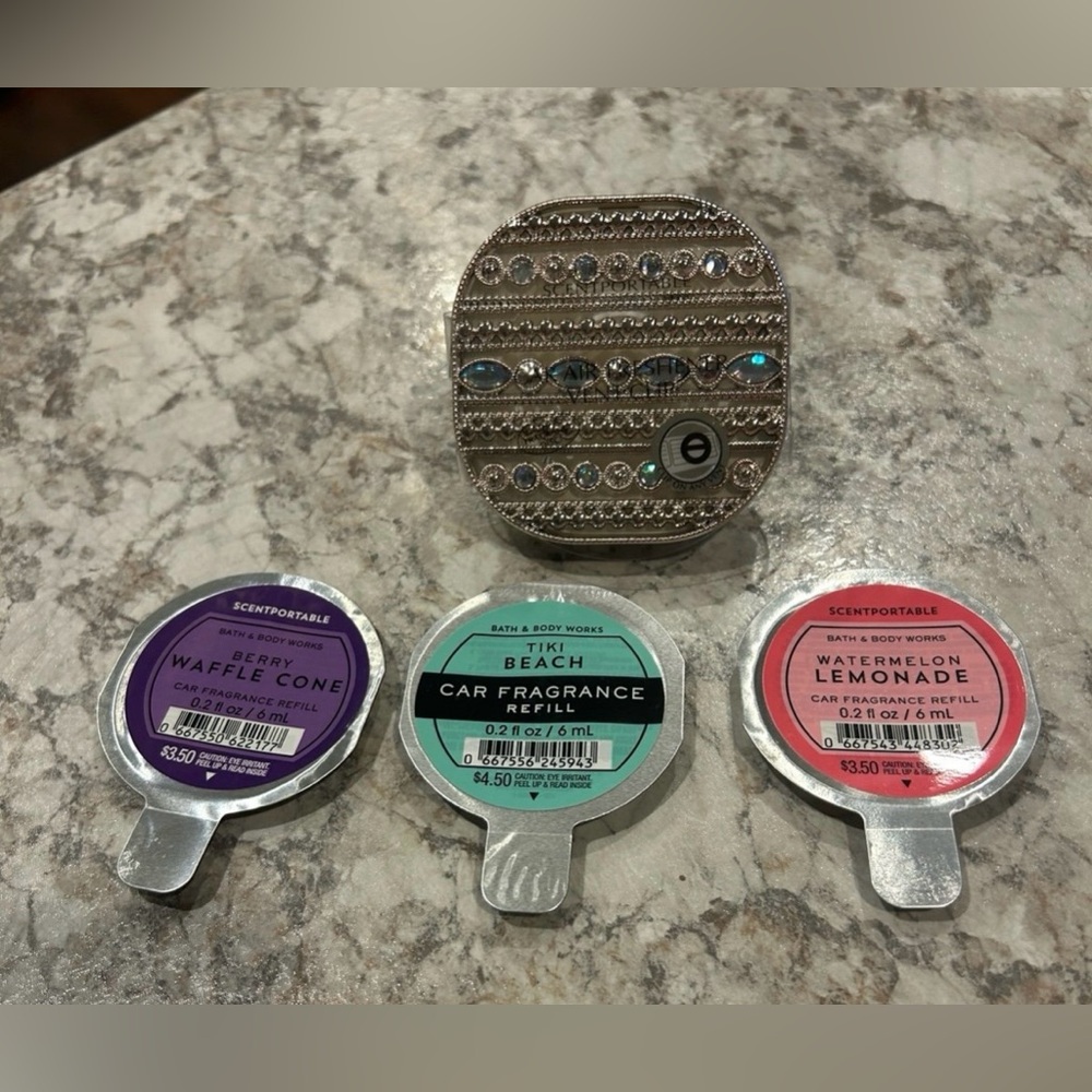 Bath and Body Works Car Vent Clip & 3 refills NEW